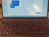 un ordinateur portable posé sur une table avec un clavier