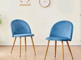 une paire de chaises bleues dans une pièce où est accrochée une horloge au mur