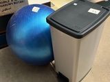 une poubelle et une balle bleue par terre