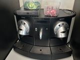 une machine à café posée sur une table