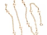 une chaîne en or ornée de perles