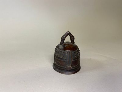Chine, ou Japon, vers 1900, Cloche en bronze, deux têtes de …