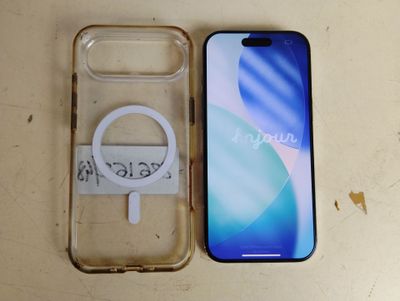 un téléphone posé sur une table à côté d'un chargeur