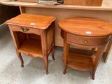 deux tables en bois placées l'une à côté de l'autre