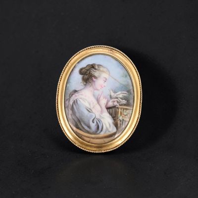 Broche ovale en or (585 millièmes) ornée d’un médaillon pein… - Photo 1