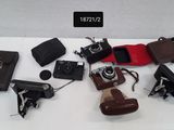 tout un tas de modèles d'appareils photo différents posés sur une table