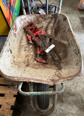 une brouette contenant des outils, dans un garage