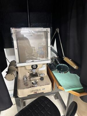 un bureau avec un ordinateur et une chaise dans la chambre