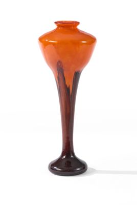 un vase en verre orange avec un socle noir sur fond blanc