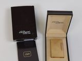 une boîte ouverte contenant une montre, posée sur une surface blanche
