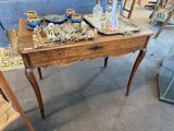 une table en bois sur laquelle est posé un plateau