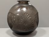 un vase en verre posé sur une table