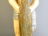 une figurine représentant un homme tenant un tronc d'arbre