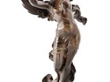 une image d'une statue en bronze représentant une femme tenant un oiseau
