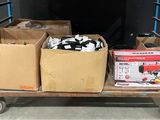 des cartons et encore des cartons sur un chariot à l'arrière d'un camion