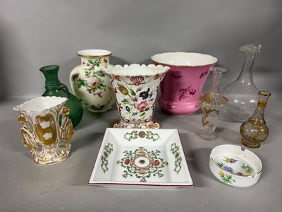 de nombreux vases et plats de toutes sortes sur la table