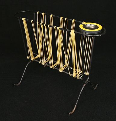 un porte-revues sur lequel sont posées des nouilles spaghetti