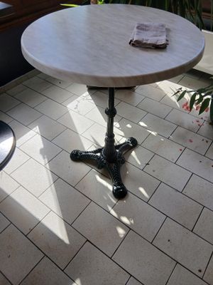 une petite table sur laquelle est posé un livre, dans une pièce