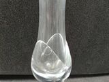 un vase en verre posé sur une table