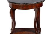 une petite table avec un plateau en marbre sur fond blanc
