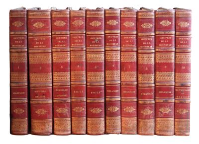 plusieurs vieux livres sont empilés sur une surface blanche
