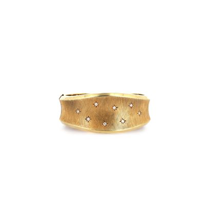 gros plan d'une bague en or sur fond blanc