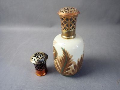 Camille THARAUD Lampe berger en porcelaine à décor de fougèr…
