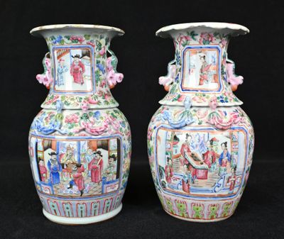 deux vases posés côte à côte sur un fond noir