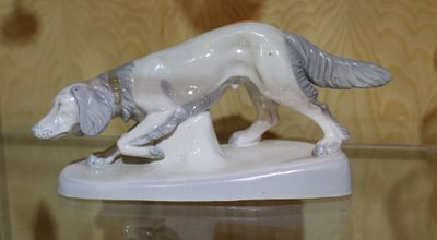 une figurine représentant un chien posée sur une table en verre
