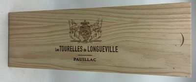 une boîte en bois sur laquelle est apposée une étiquette
