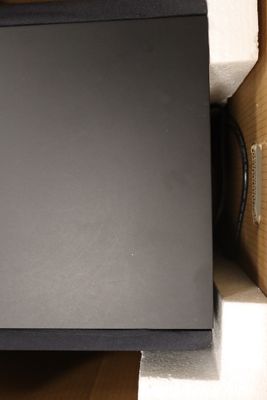 une boîte contenant un ordinateur portable, posée sur une table