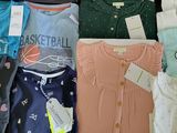 beaucoup de t-shirts qui traînent sur une étagère