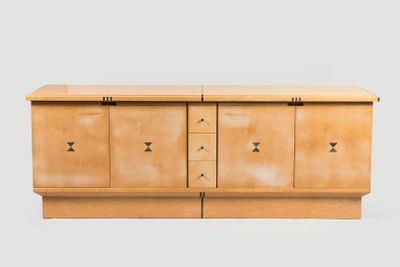 une image représentant une commode en bois à quatre tiroirs et quatre portes