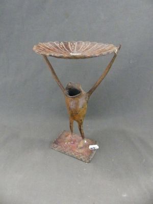 une statue en bronze représentant un homme tenant un parapluie au-dessus de sa tête