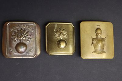 trois types de lingots d'or différents sur une surface noire
