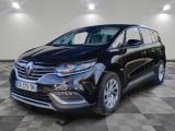 une voiture noire est garée sur le sol en damier d'un garage