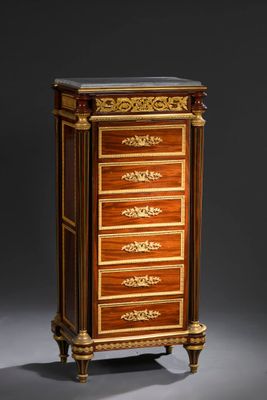 une commode ancienne avec un plateau en marbre et des garnitures dorées