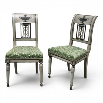 une paire de chaises argentées avec des coussins d'assise rembourrés verts