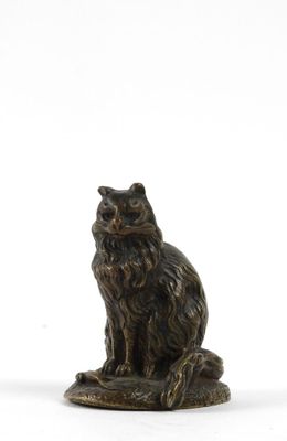 École début XXe. Chat assis. Petit sujet en bronze à patine …