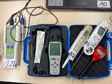 Plusieurs appareils électroniques sont posés sur une table à côté d'un ordinateur portable