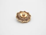 Gros plan sur une broche en or ornée de diamants