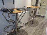deux tabourets de bar dans un coin de la pièce