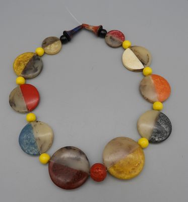 Collier en résine composé de pastilles imitant la corne pour…