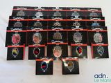 un grand nombre de badges posés sur une table