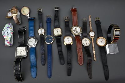 un grand nombre de montres posées sur une table