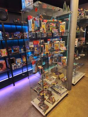 une vitrine en verre avec de nombreux jouets à l'intérieur