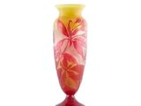 un vase en verre avec un motif rouge et jaune