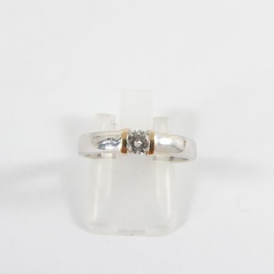 un gros plan d'une bague ornée de deux diamants