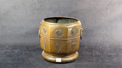 un vase en or posé sur une table