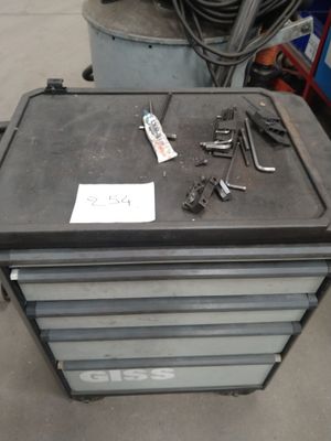 une boîte à outils sur laquelle sont posés tout un tas d'outils